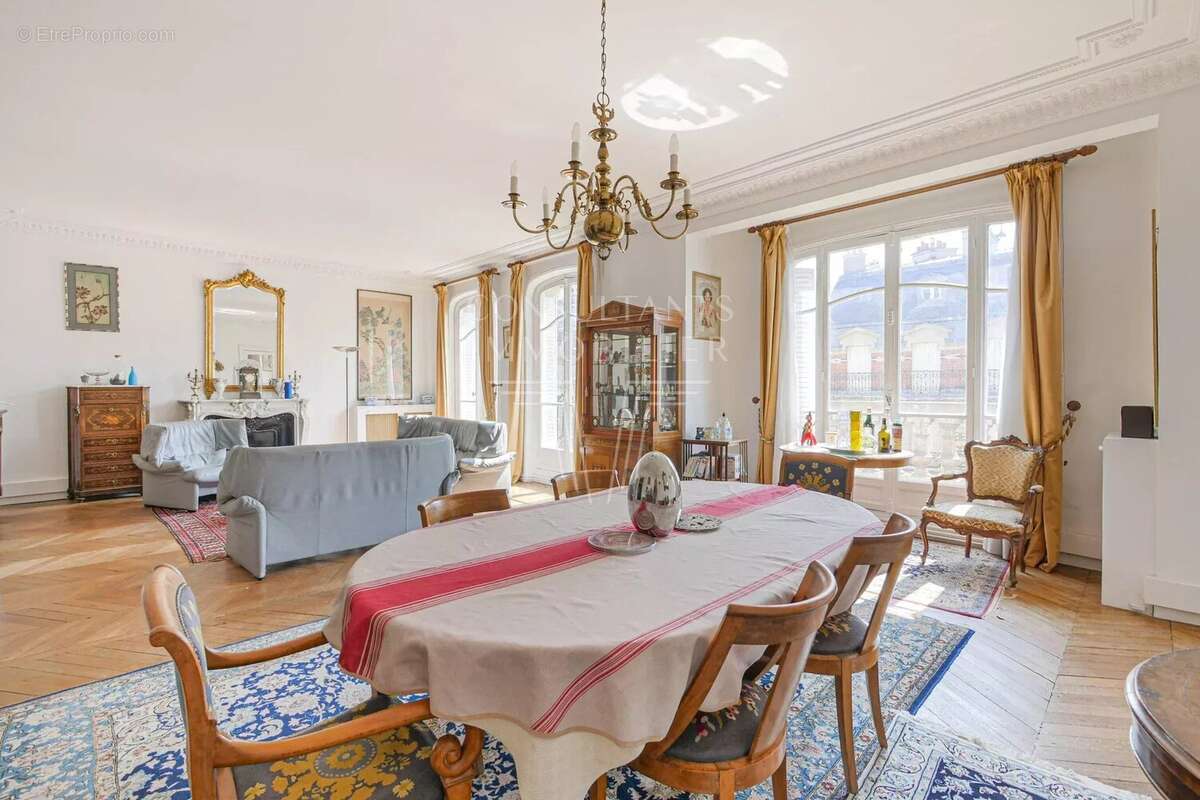 Appartement à PARIS-16E