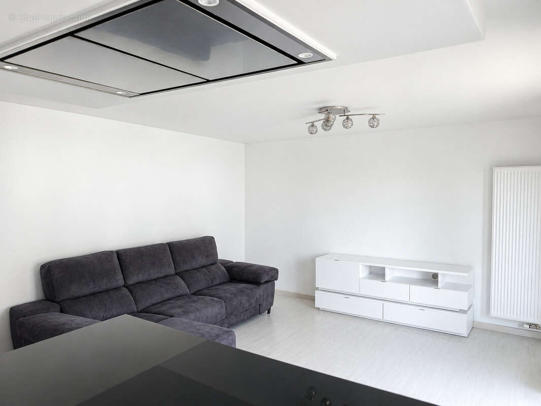 T3 avec grande pièce de vie, loggia et parking - photo 2