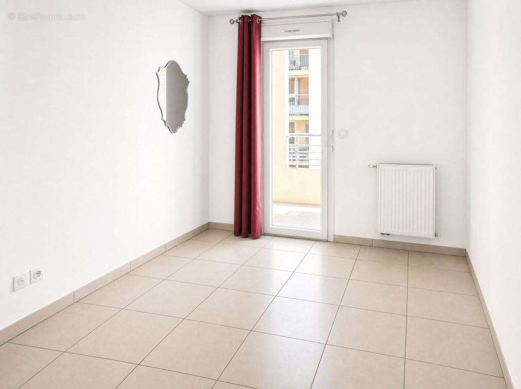 Appartement à SAINT-LAURENT-DU-VAR