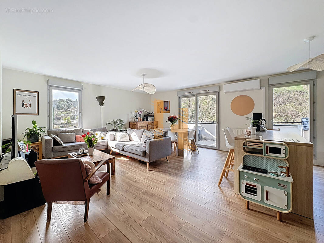 Appartement à NEYRON