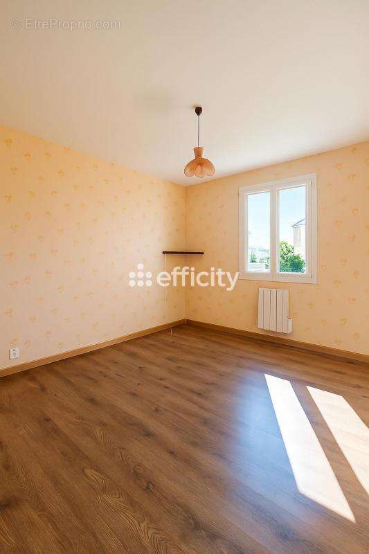 Maison à LUSSAC-LES-CHATEAUX