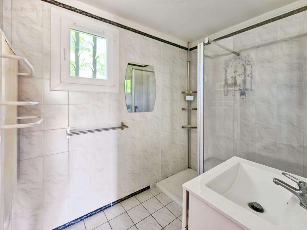 À Vendre à St Hippolyte de Montaigu - Maison de plain pied de 89m² sur 1200m² de terrain - photo 9