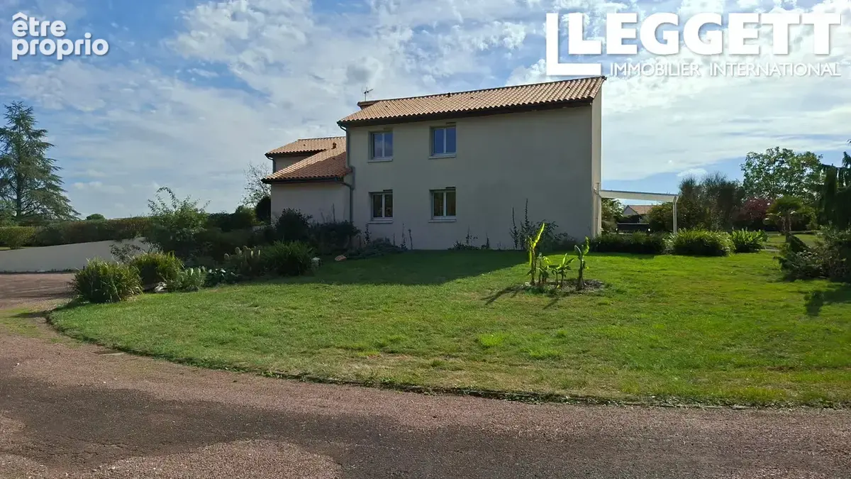 Maison d'architecte, offrant 5 chambres, 4 salles d'eau, garage et plus de 1,3 hectares de jardin avec étang - photo 3