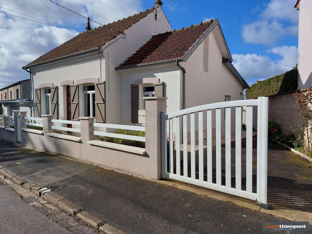 portail avec stationnement véhicule - Maison à ABBEVILLE