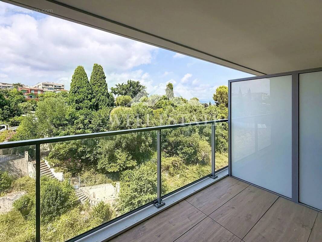 Appartement à SAINT-LAURENT-DU-VAR