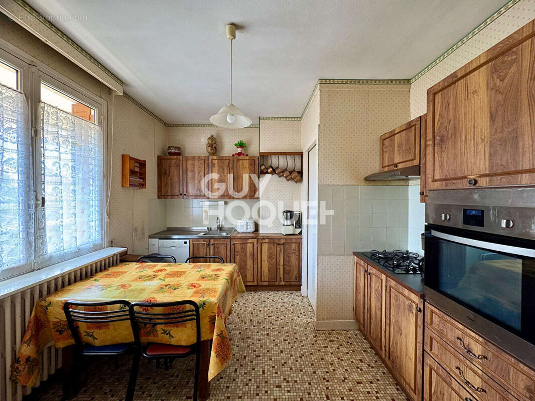 À vendre au CREUSOT (71200), maison 6 pièces d'environ 134 m². - photo 4