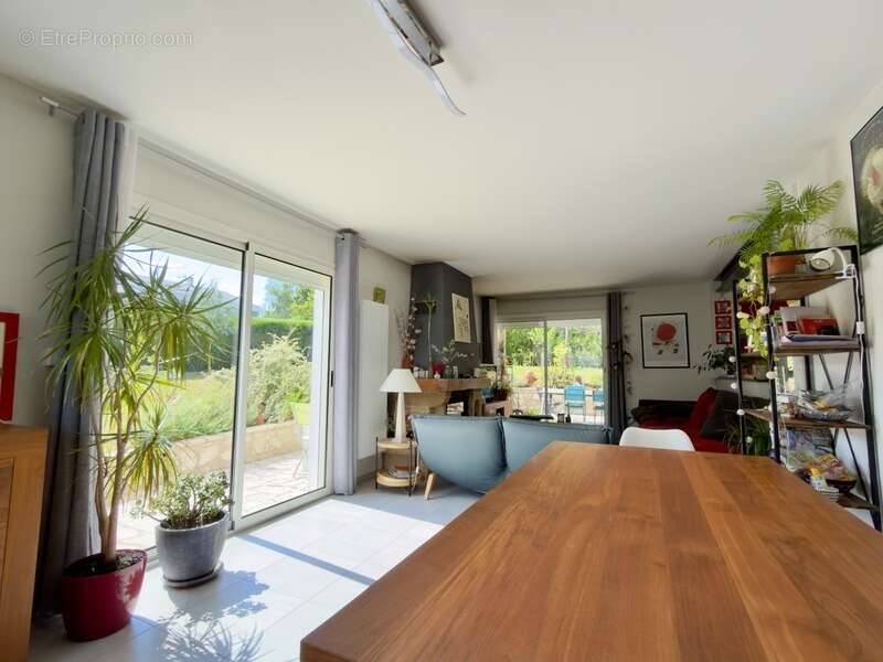 SAUMUR. Quartier Hôpital, Maison jumelée 4 chambres + bureau sur jardin arboré clos - photo 3
