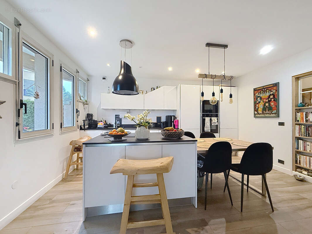 Appartement à vendre 5 pièces FERNEY VOLTAIRE (01) - photo 3