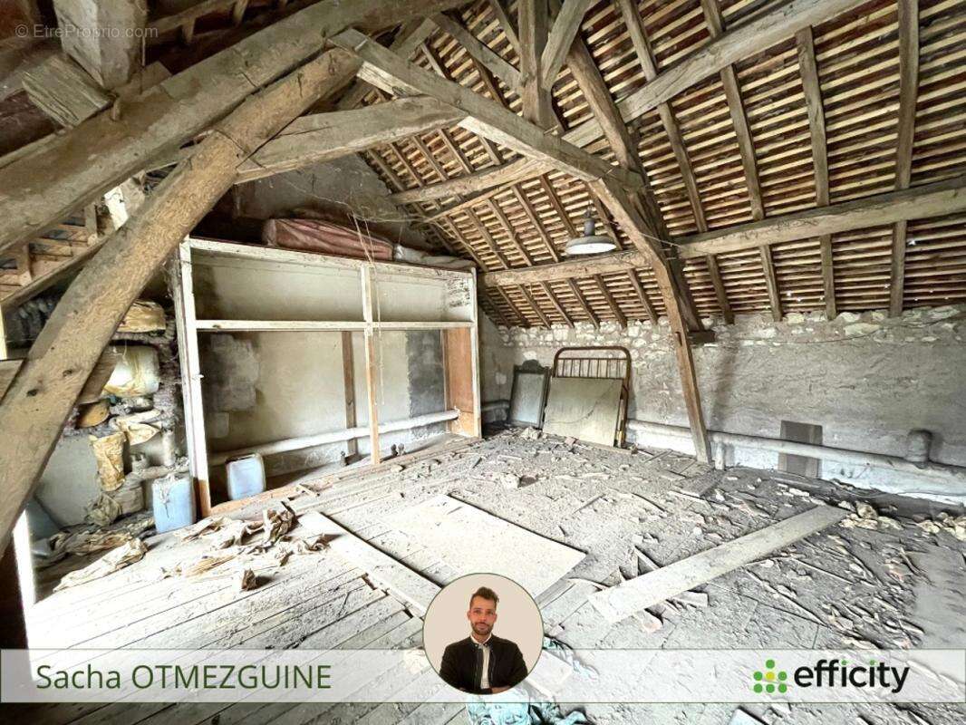 Maison à AZAY-LE-FERRON