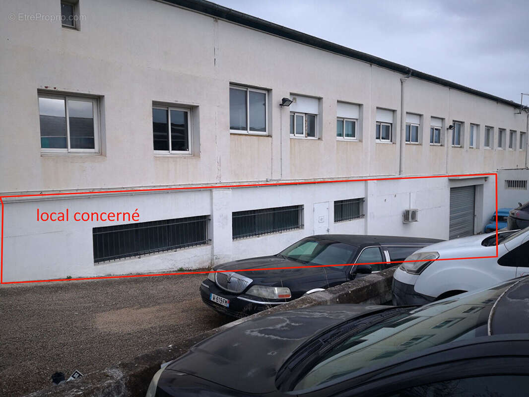 Draguignan Local pour stockage  ou garage 1100 m2 - photo 2