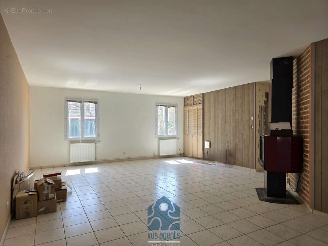 Maison de plain pied avec terrasse, garage, veranda et annexes - photo 2