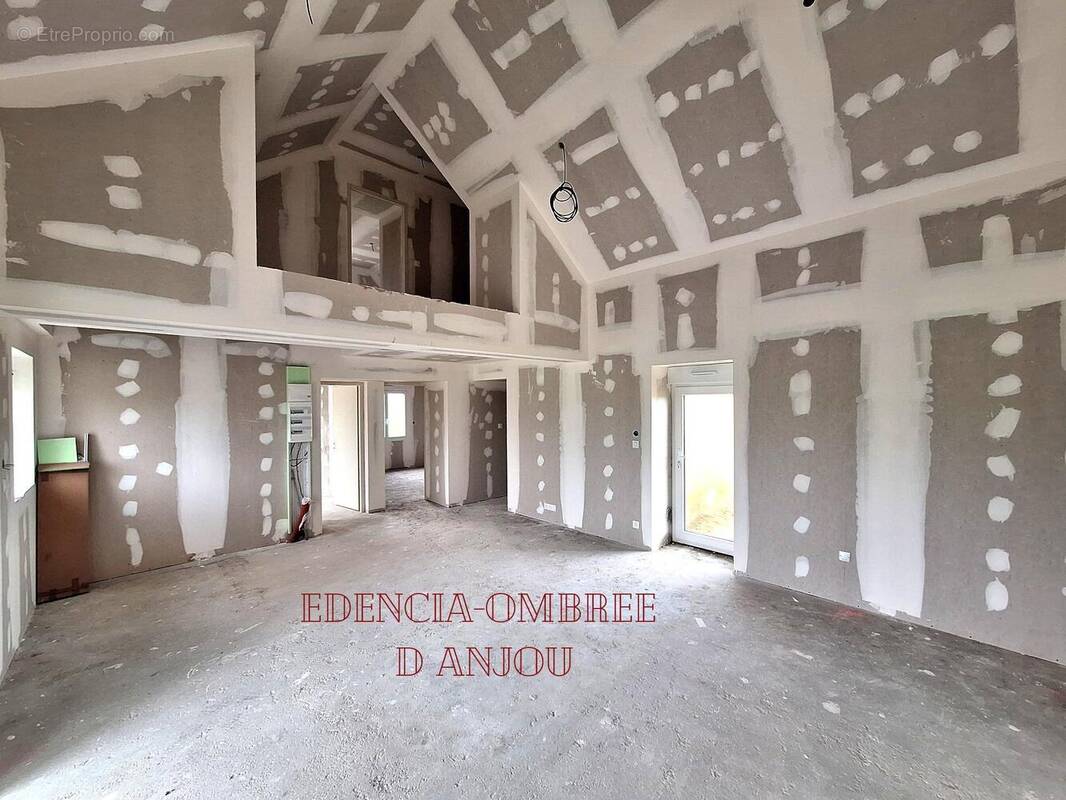 Maison à COMBREE
