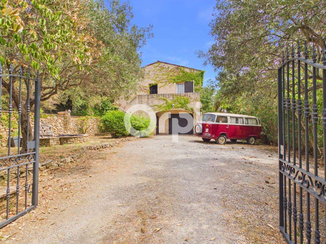 Villa individuelle a rafraichir - habitation + dependance + garage + annexes - vue imprenable - piscine a renover - terrain clos - photo 4