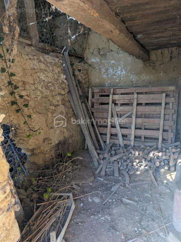 Maison ancienne en partie rénovée – 150 m² – Dépendances – Fort potentiel - photo 17