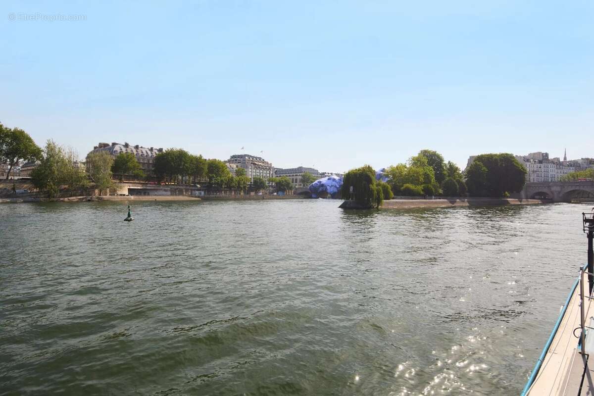 Autre à PARIS-6E