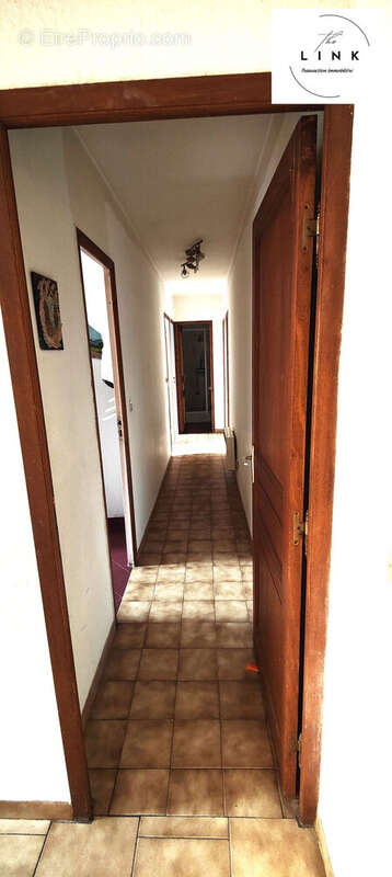 couloir de distribution des chambres et salle de bain - Maison à ARLES