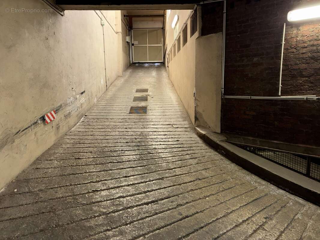 Parking à PARIS-16E