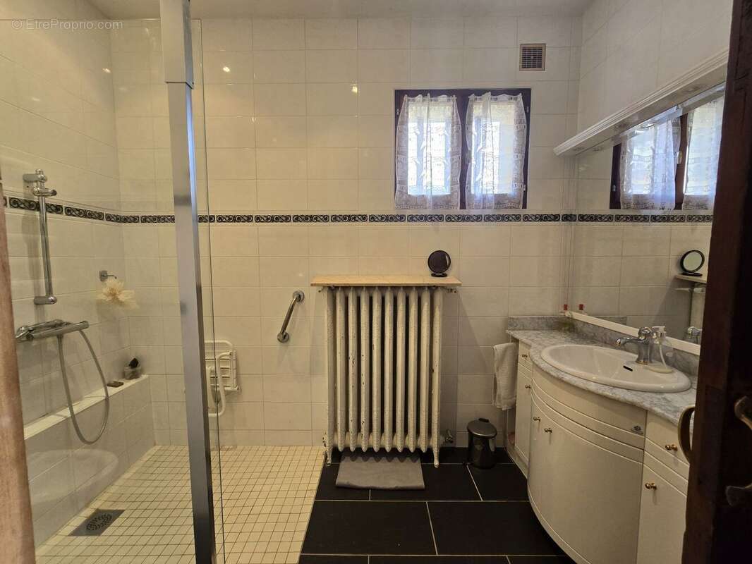 Maison à SAUVETERRE-SAINT-DENIS