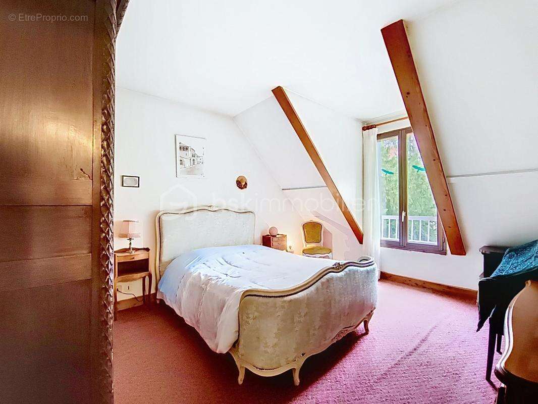Maison sur la commune de Chatou - photo 12