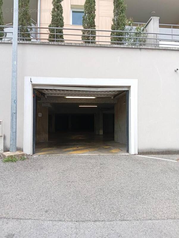 Photo 1 - Parking à AUBENAS