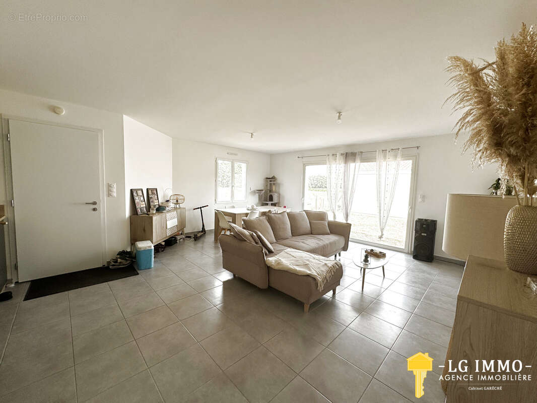 Maison récente de plain-pied au milieu de son jardin avec garage - photo 6
