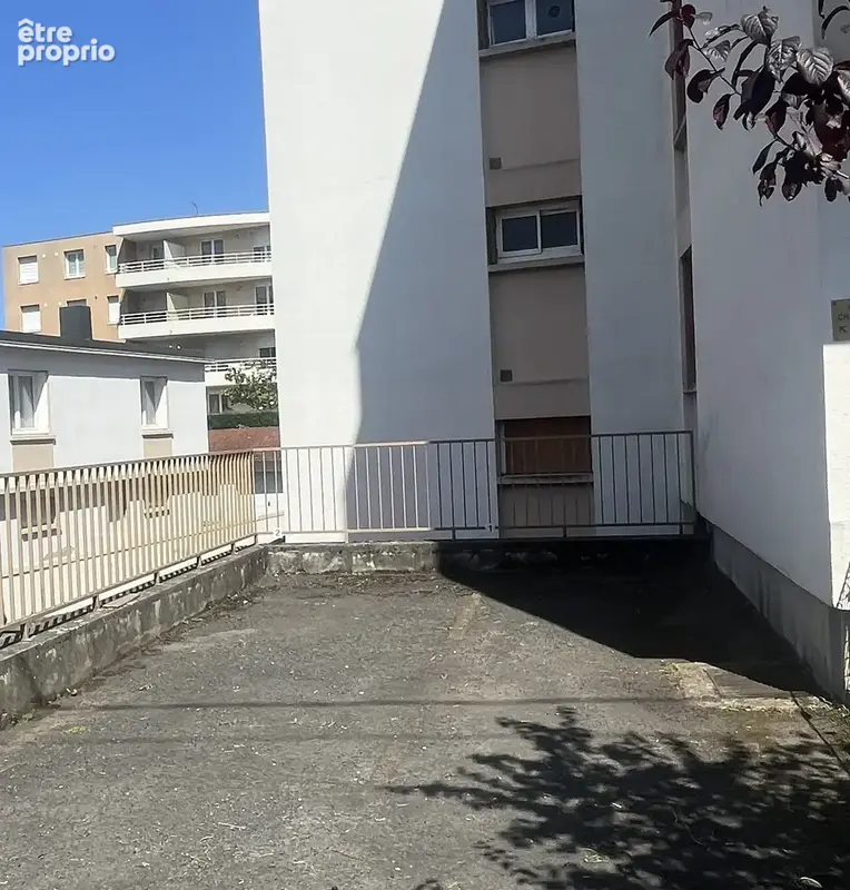 Clermont-Ferrand   Proche du centre-ville   F1 lumineux de 32,27 m2 avec balcon et parking - photo 6