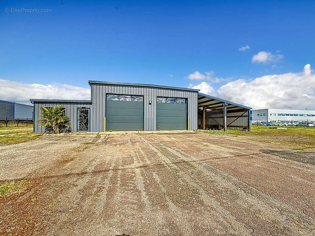 Commerce à MONTREUIL-BELLAY