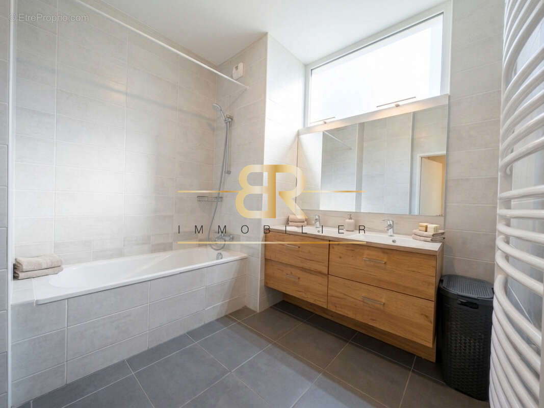 Appartement à CHARENTON-LE-PONT