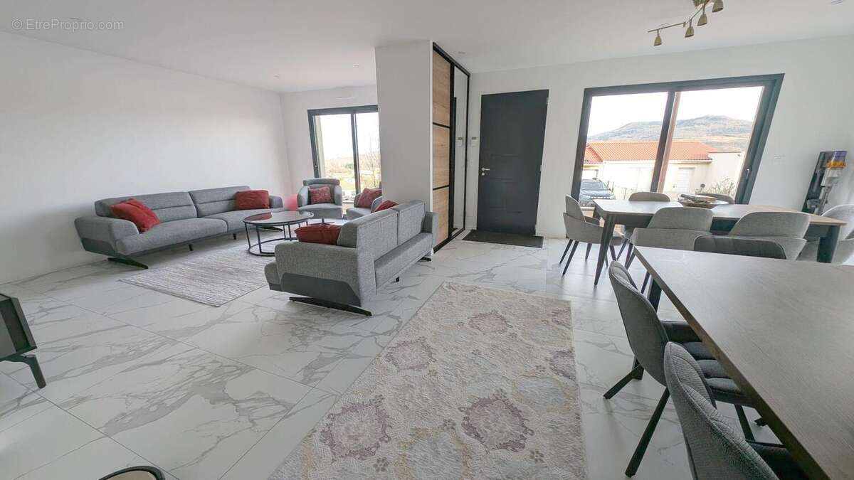 Maison à LES MARTRES-DE-VEYRE