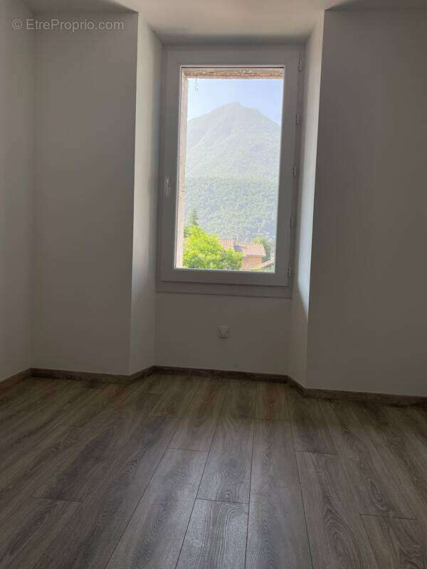 Appartement rénové T2 de 45m2, avec cave, parking et jardin à 05400 VEYNES - photo 7