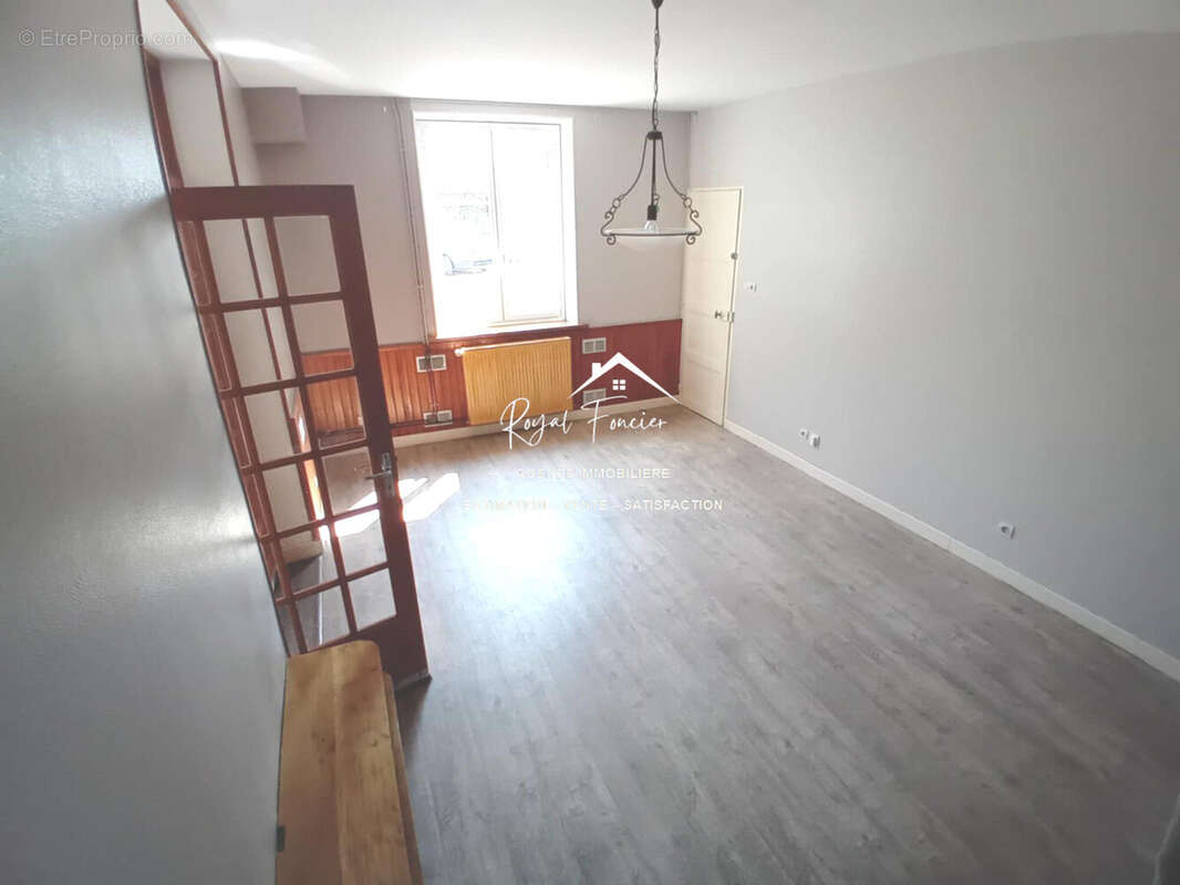 Séjour de 21 m2 indépendant - Maison à NAINTRE