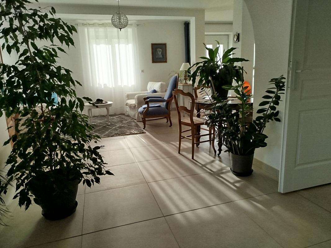 Maison familiale rénovée de 200 m2 avec dépendance sur un terrain arboré de 4300 m2 - photo 3