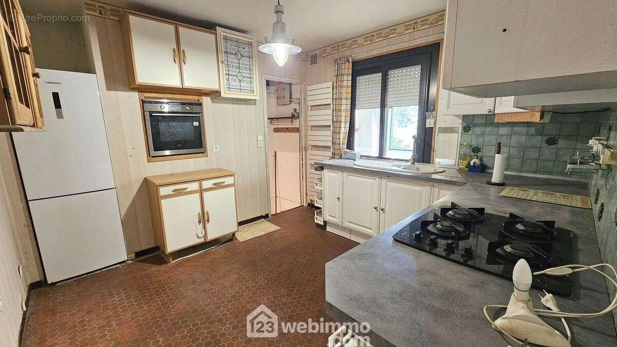 Une autre vue de la cuisine avec un accès au sous-sol... - Maison à MILLY-LA-FORET