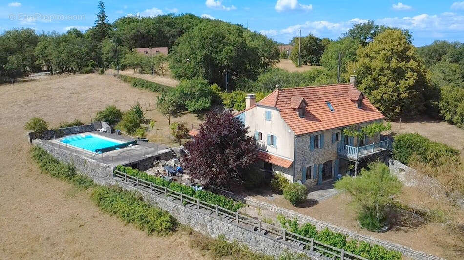 Maison en pierre bénéficiant d'une piscine et d'un panorama champêtre - photo 25