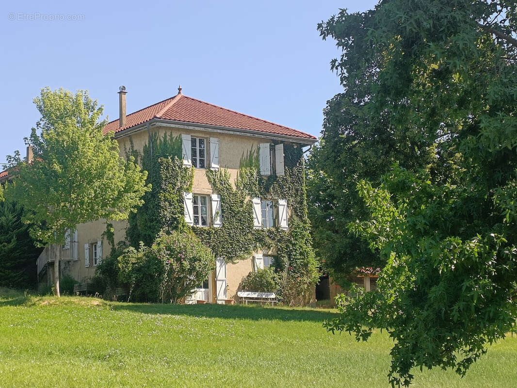 Maison familiale de caractère avec piscine et de nombreuses dépendances - photo 5