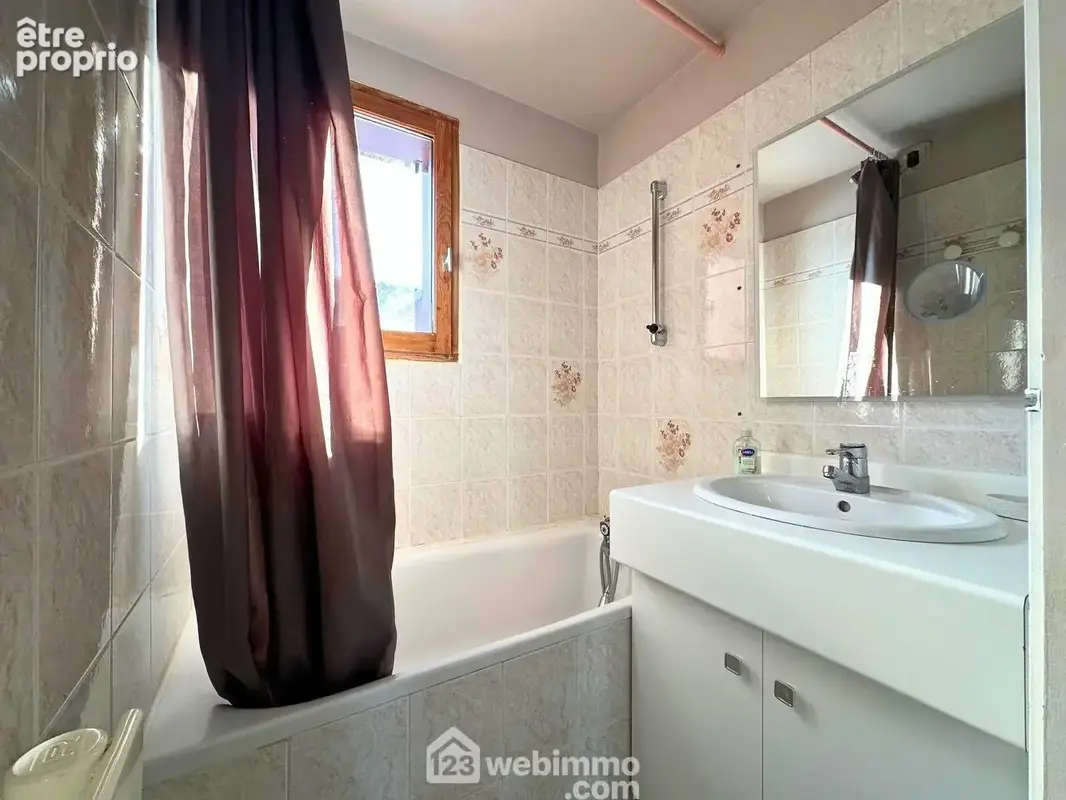Une salle de bain avec WC indépendant complète le tout.