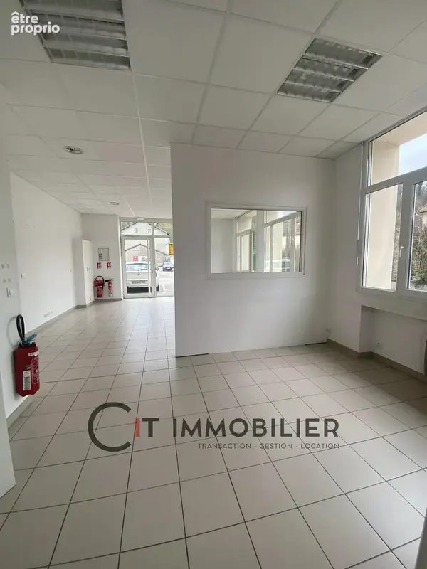 Local à usage professionnel - photo 2