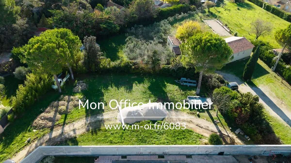 Terrain à PELISSANNE