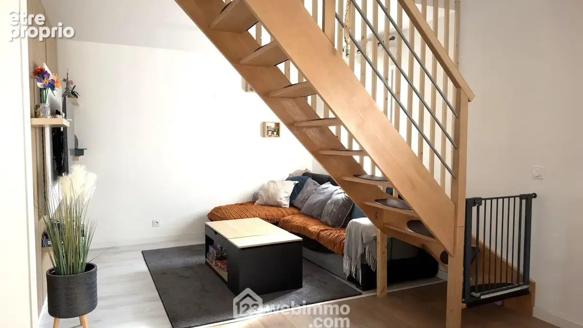 Séparée par l'escalier ...