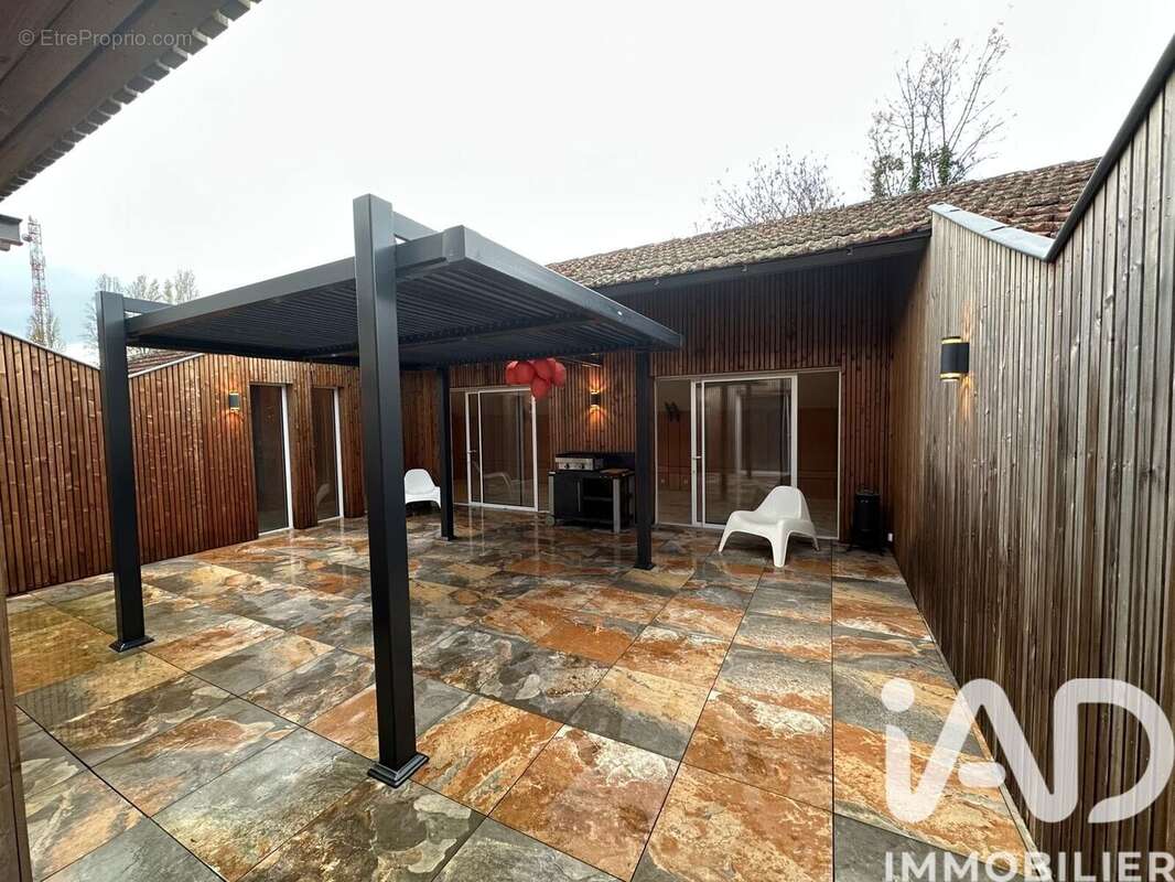Appartement 750 m² à Arveyres  - photo 3