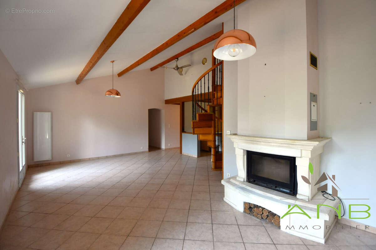 Maison 227 m² à Saint-Estephe  - photo 4