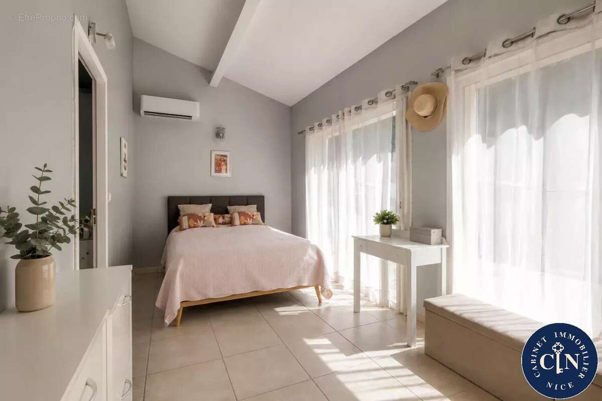 Maison 240 m² à Contes  - photo 8