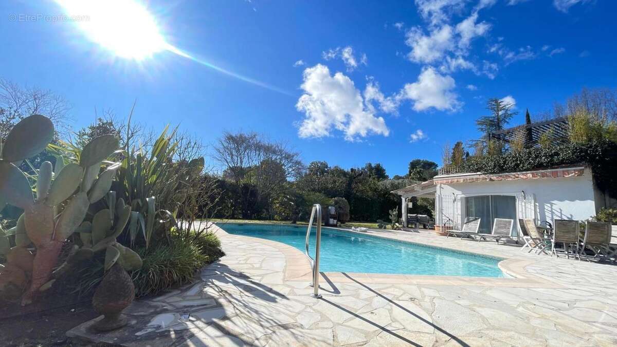 Maison à ROQUEFORT-LES-PINS