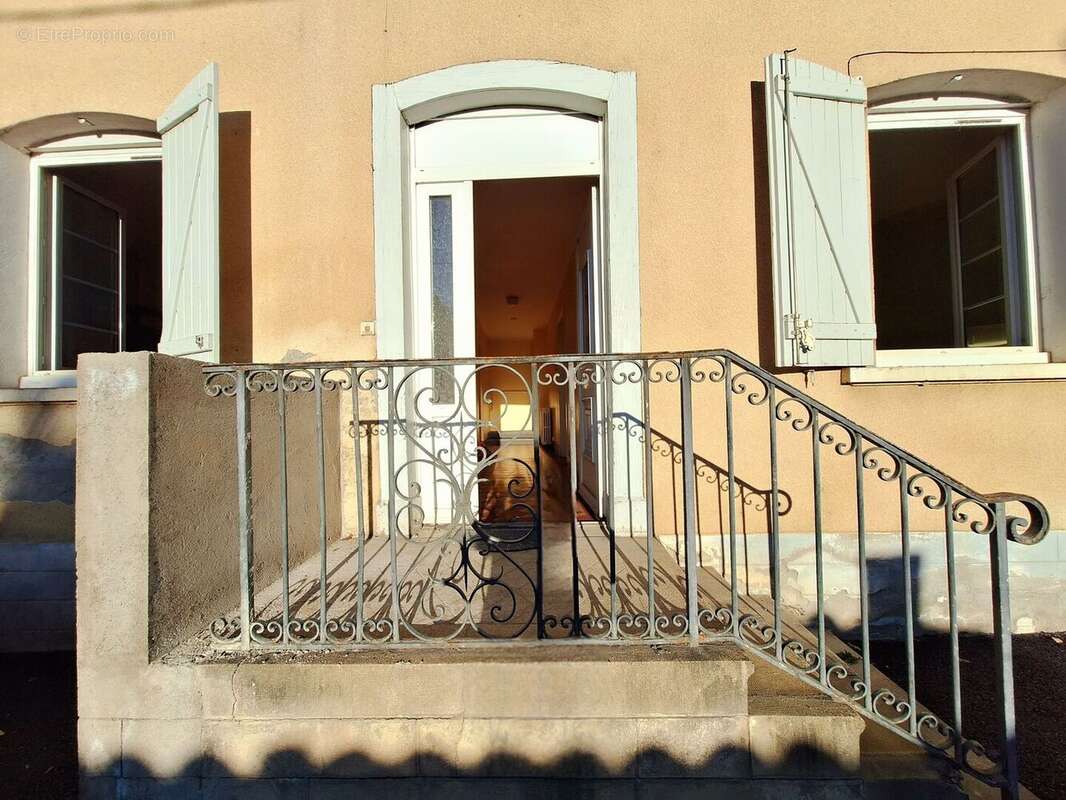 A vendre dans les Hautes-Pyrénées (65): située au cœur d'un charmant village, cette maison avec jardin et cour a été divisée en  - photo 3