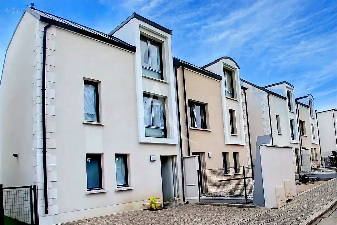 Maison à SAINT-THIBAULT-DES-VIGNES