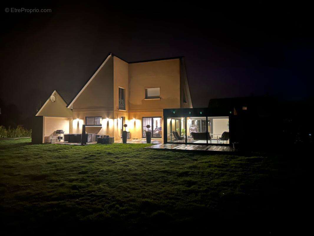Magnifique maison contemporaine de 300 m² avec piscine intérieure et 5 chambres - photo 18