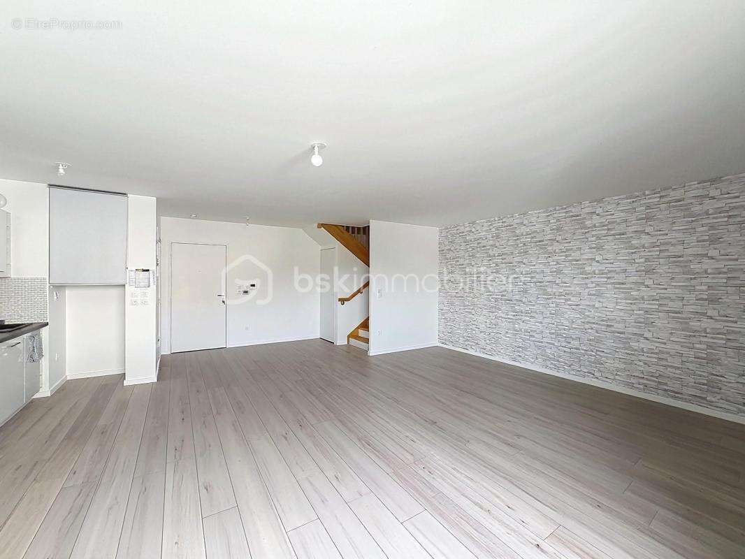 Appartement à THIVERVAL-GRIGNON