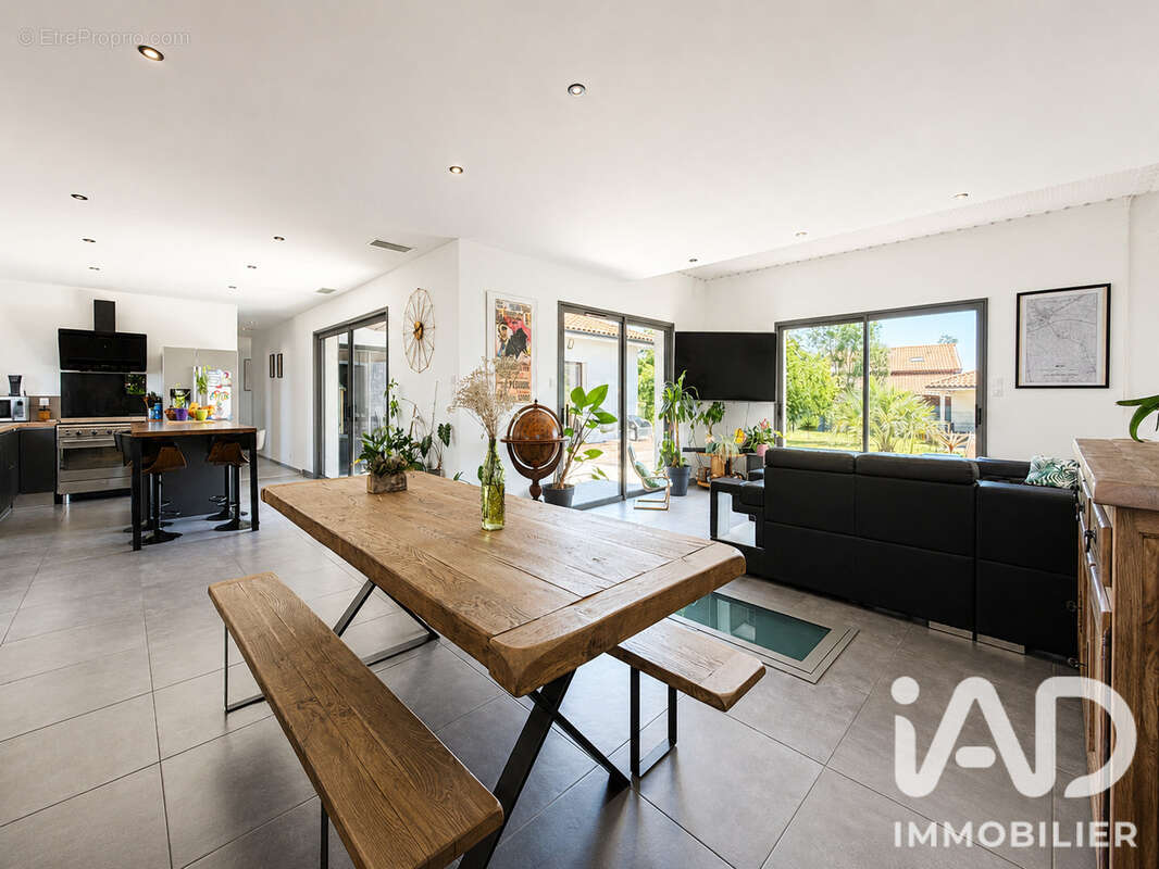 Maison 164 m² à Mios  - photo 6