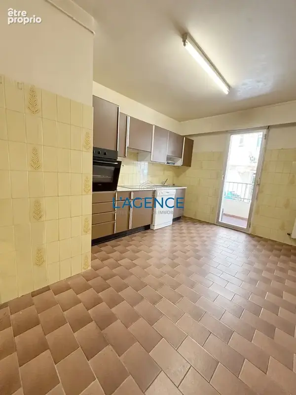 Appartement T4 de 104 m2 au centre ville de Hyères avec ascenseur cave et parking privatif - photo 5