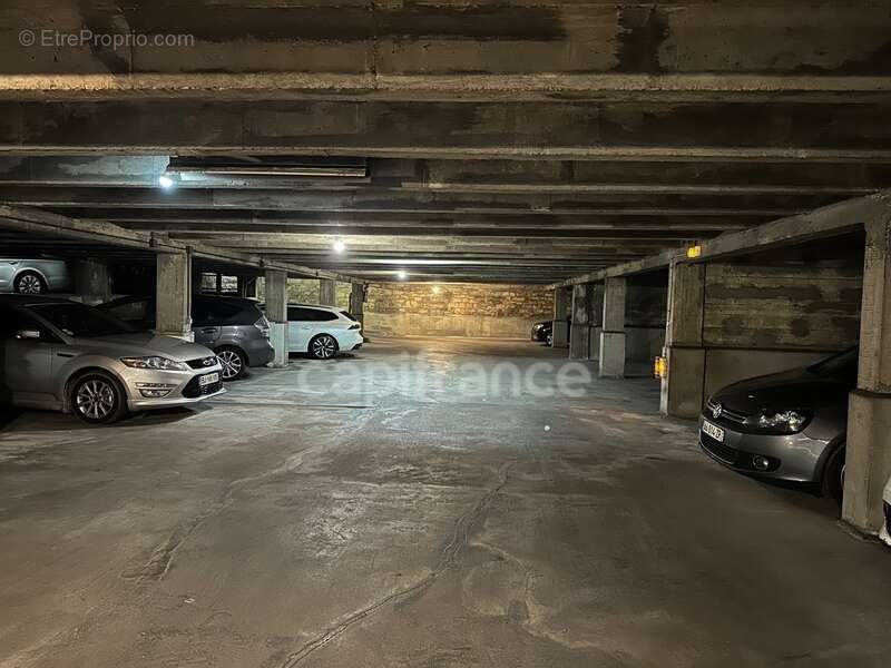 Parking à PARIS-20E